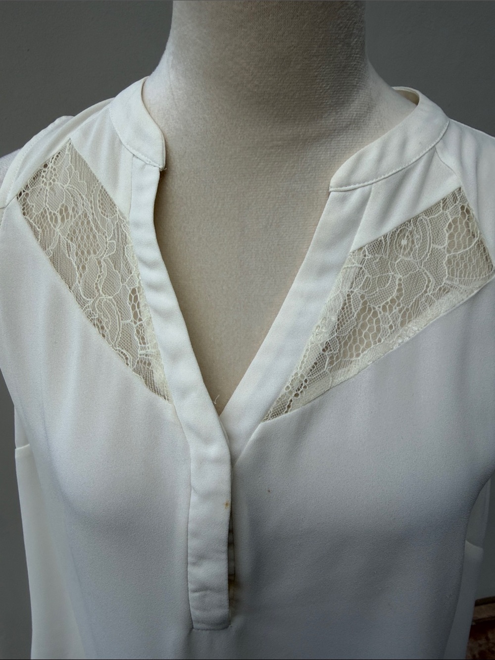 CHELSEA Sleeveless Lace-Trim Cream Blouse Size Large
